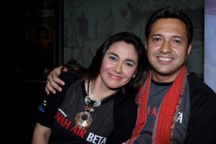 Pasangan artis Ari Sihasale dan Nia Zulkarnaen saat menghadiri press screening film 'Tanah Air Beta' di Planet Hollywood, Jakarta, Senin (14/6/2010). 