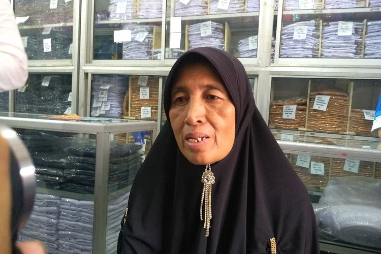 Yusrinda (58) berkaca-kaca saat mengetahui keberangkatannya untuk umrah pada Minggu (1/3/2020) tertunda lantaran ada larangan masuk warga asing ke Arab Saudi oleh pemerintah Arab Saudi.