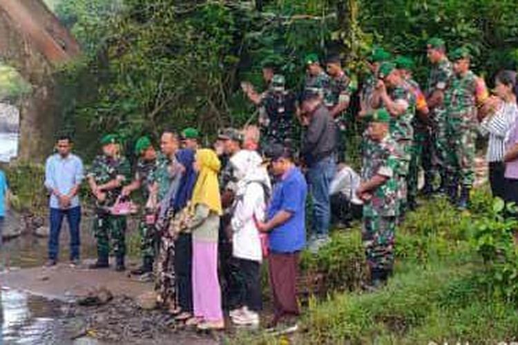 Sedih bercampur haru mewarnai keluarga Serda Amiruddin dan TNI Kodim 1414 Tana Toraja saat doa dan tabur bunga dilakukan di bawah Jembatan Sungai Maiting, Dusun Soko, Lembang Maiting, Kecamatan Rindingallo, Toraja Utara, Kamis (24/11/2022).