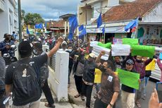 Pekerja Toilet Unjuk Rasa Protes Menteri Erick Thohir soal WC SPBU Gratis