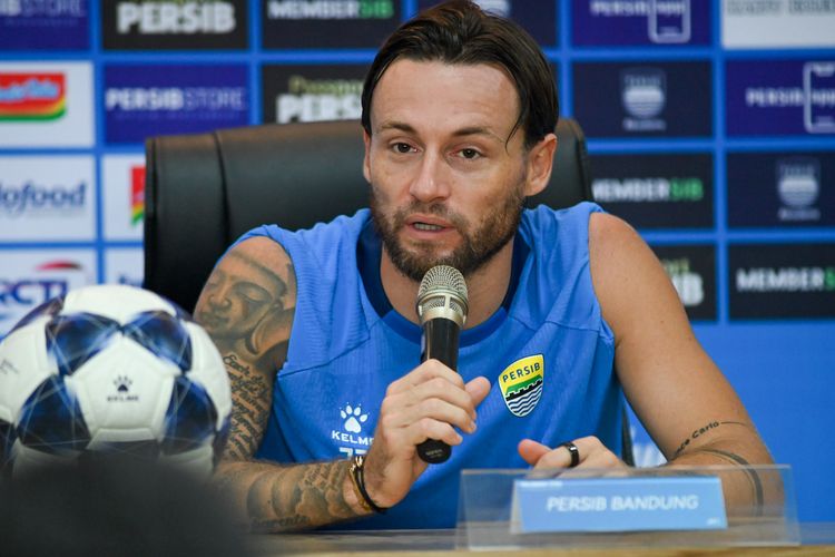 Kapten Persib Bandung Marc Klok dalam konferensi pers jelang laga play off AFC Champions League Two (ACL 2) 2026-2027 melawan Manila Digger FC, laga akan berlangsung Senin (31/8/2026) di Si Jalak Harupat, Soreang, Kabupaten Bandung. 