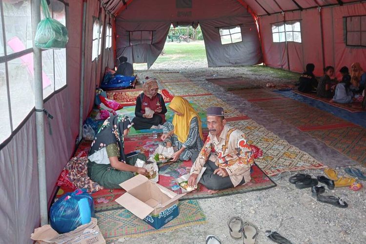 Warga dari Desa Panton Rayeuk T, Kecamatan Banda Alam, Kabupaten Aceh Timur mengungsi kantor Camat Bandar Alam, Kabupaten Aceh Timur, Provinsi Aceh, Senin (25/9/2023)