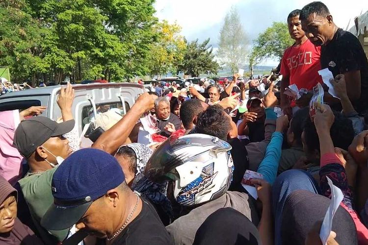 Ratusan warga berdesak-desakan saat membeli paket sembilan bahan pokok (sembako) pasar murah di Lapangan Kotamara, Kota Baubau, Sulawesi Tenggara (Sultra), Sabtu (9/12/2023).