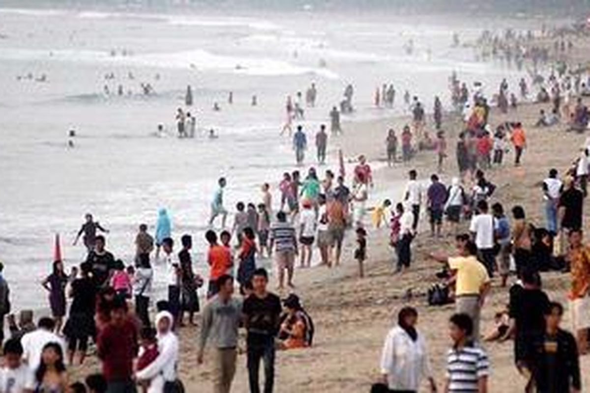 Wisatawan domestik maupun mancanegara memadati Pantai Kuta, Badung, Bali, Sabtu (7/3). Liburan panjang hingga Senin (9/3) mendatang membuat lonjakan pengunjung yang signifikan untuk menikmati keindahan pantai pulau Dewata ini. 