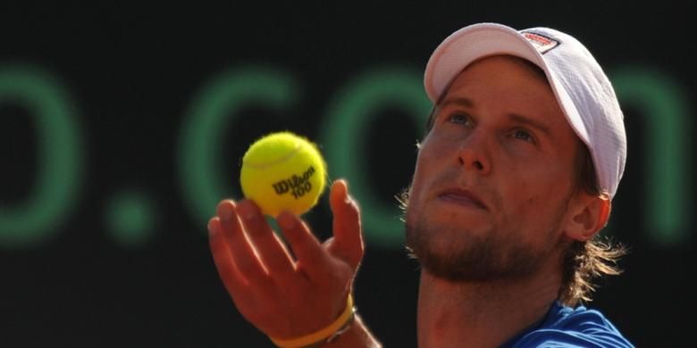 Petenis Italia Andreas Seppi melakukan servis ke arah pemain Inggris, James Ward, pada pertandingan kelima perempat final Davis Cup di Napoli, Minggu (6/4/2014). Seppi menang 6-4, 6-3, 6-4.