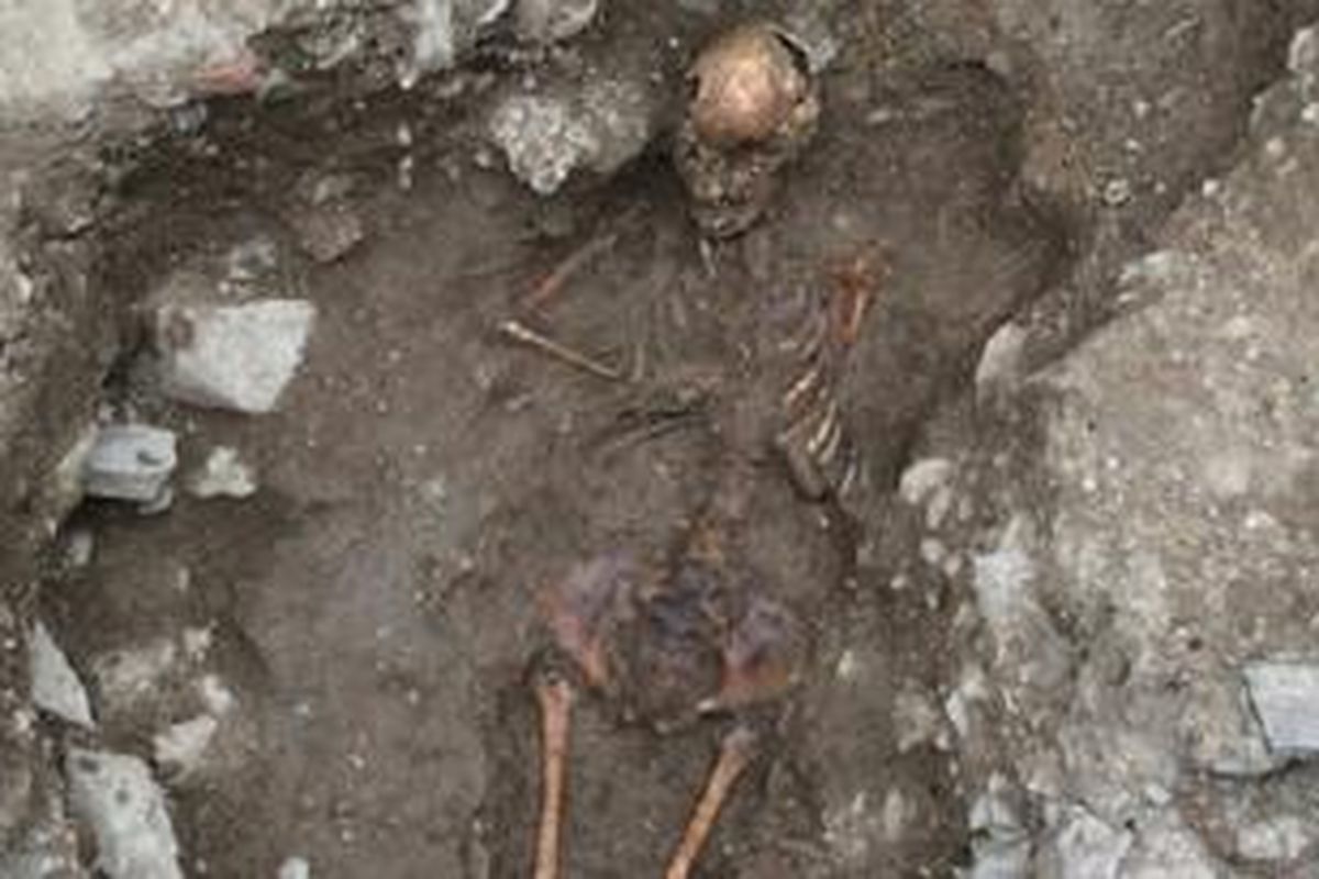 Gadis ini mungkin berusia 15-17 tahun saat meninggal. Dia dibakar di lokasi yang tidak diketahui dan kemudian dibawa ke situs San Calocero mana dia buru-buru dikuburkan.