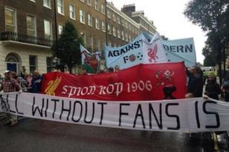Kelompok suporter Liverpool membentangkan spanduk protes terkait kenaikan harga tiket pertandingan Premier League. 