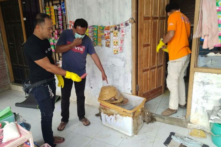 Polisi saat melakukan olah TKP ditemukan mayat seorang wanita yang jadi korban mutilasi di Sumbawa, NTB.