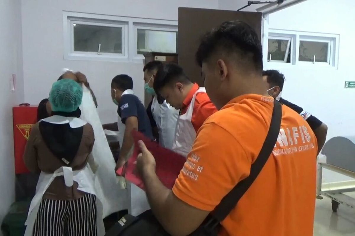 Tim Inafis Satreskrim Polres Tulungagung melakukan otopsi terhadap jenazah pengamen yang meninggal dunia akibat dianiaya, Senin (13/02/2023).