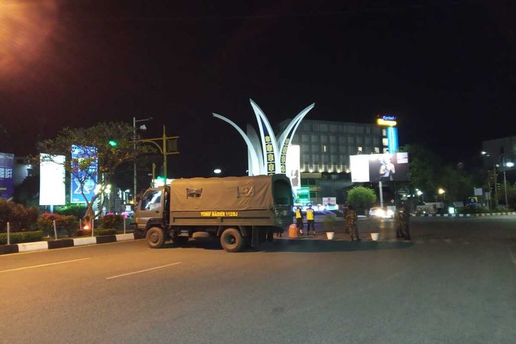 Personi Militer memblokade ruas jalan protokol pusat Kota banda Aceh, seiring diberlakukannya jam malam di Propinsi ini, sejak 29 Maret 2020, mulai pukul 20.30 wib hingga pukul 5.30 wib. *****