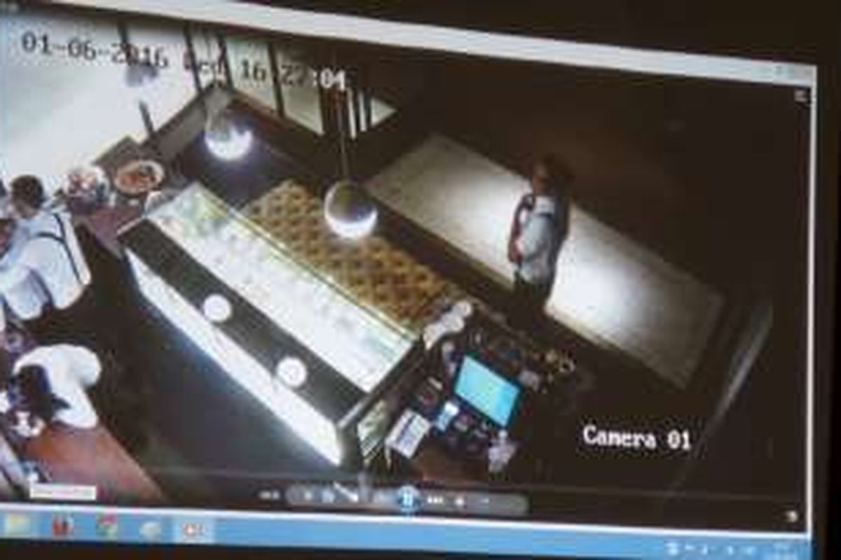 Tampilan CCTC kafe Olivier yang menyorot suasana bar, tempat es kopi vietnam pesanan Jessica Kumala Wongso dibuat, ditampilkan dalam sidang kasus pembunuhan Wayan Mirna Salihin di Pengadilan Negeri Jakarta Pusat, Kamis (21/7/2016).