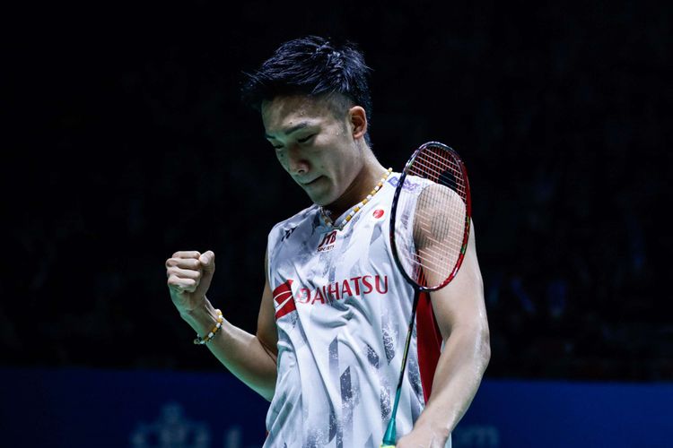 Pebulu tangkis tunggal putra Jepang, Kento Momota merayakan kemenangan dalam laga babak kedua Indonesia Open 2018 di Istora Senayan, Jakarta, Kamis (5/7/2018). Terkini, Kento Momota mengatakan bahwa badminton tak lagi menyenangkan baginya.