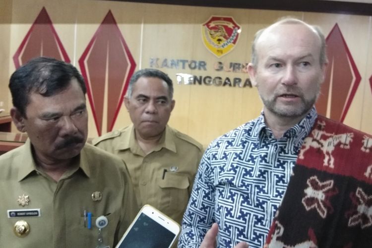 Wakil Duta Besar Australia untuk Indonesia, Allaster Cox dan Penjabat Gubernur NTT Robert Simbolon, saat diwawancarai sejumlah wartawan di Kantor Gubernur NTT, Selasa (14/8/2018).