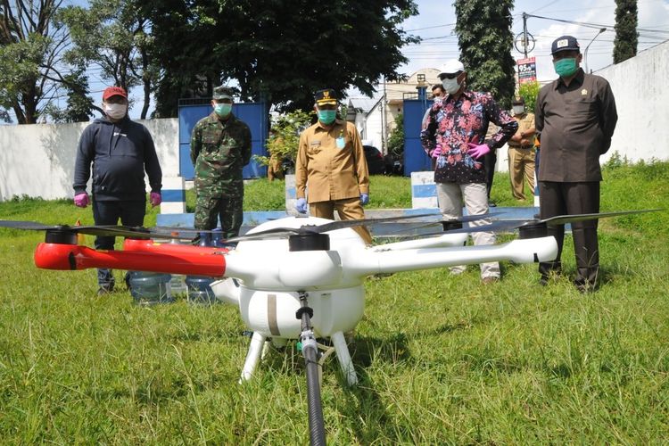 Drone Universitas Muhammadiyah Malang (UMM) bersiap diterbangkan untuk menyemprotkan cairan disinfektan di Kecamatan Dau, Kabupaten Malang untuk cegah penularan virus corona, Selasa (24/3/2020).