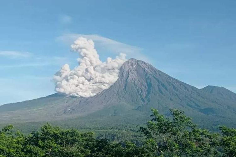 Luncuran APG Gunung Semeru sejauh 3 KM, Minggu (1/5/2022)