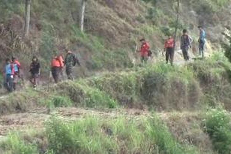 Relawan melakukan pemantauan di Lereng Merapi wilayah Selo, Boyolali.