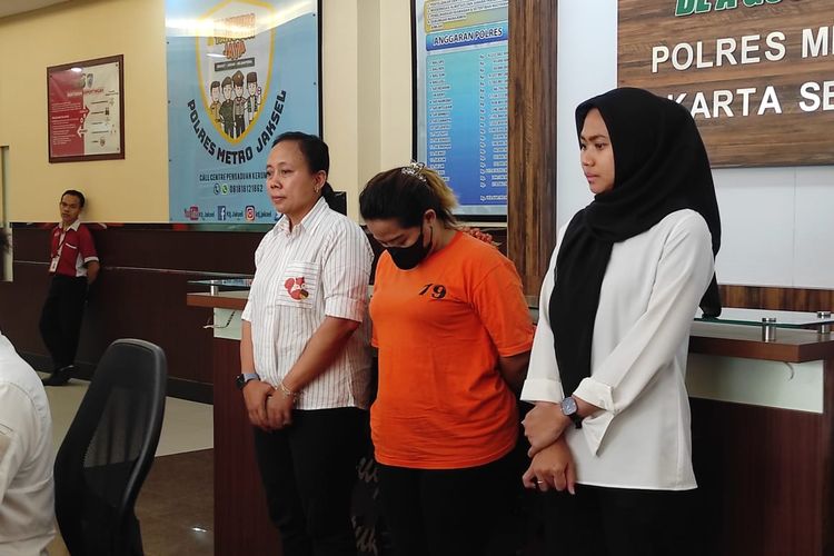 Muncikari berinisial JL (30) saat ditunjukkan polisi di lobi Mapolres Metro Jakarta Selatan, Selasa (10/10/2023).