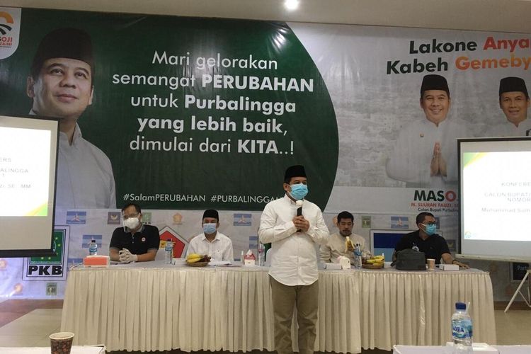 Calon Bupati Purbalingga, Jawa Tengah, Muhammad Sulhan Fauzi memberikan keterangan di Posko Pemenangan, Minggu (4/10/2020).