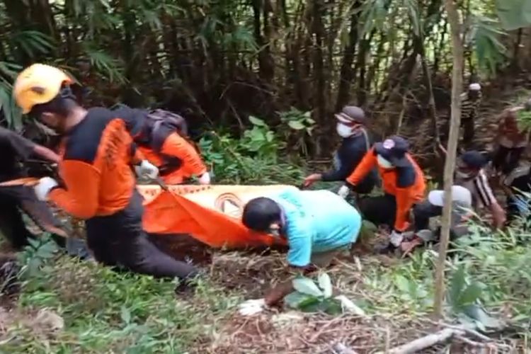 Tim gabungan mengevakuasi jasad seorang nenek bernama Menik (80) yang ditemukan tewas gantung diri di hutan pinus Nongko Ijo, Desa Kare, Kecamatan Kare, Kabupaten Madiun, Jawa Timur, Kamis (19/6/2025) sore. 