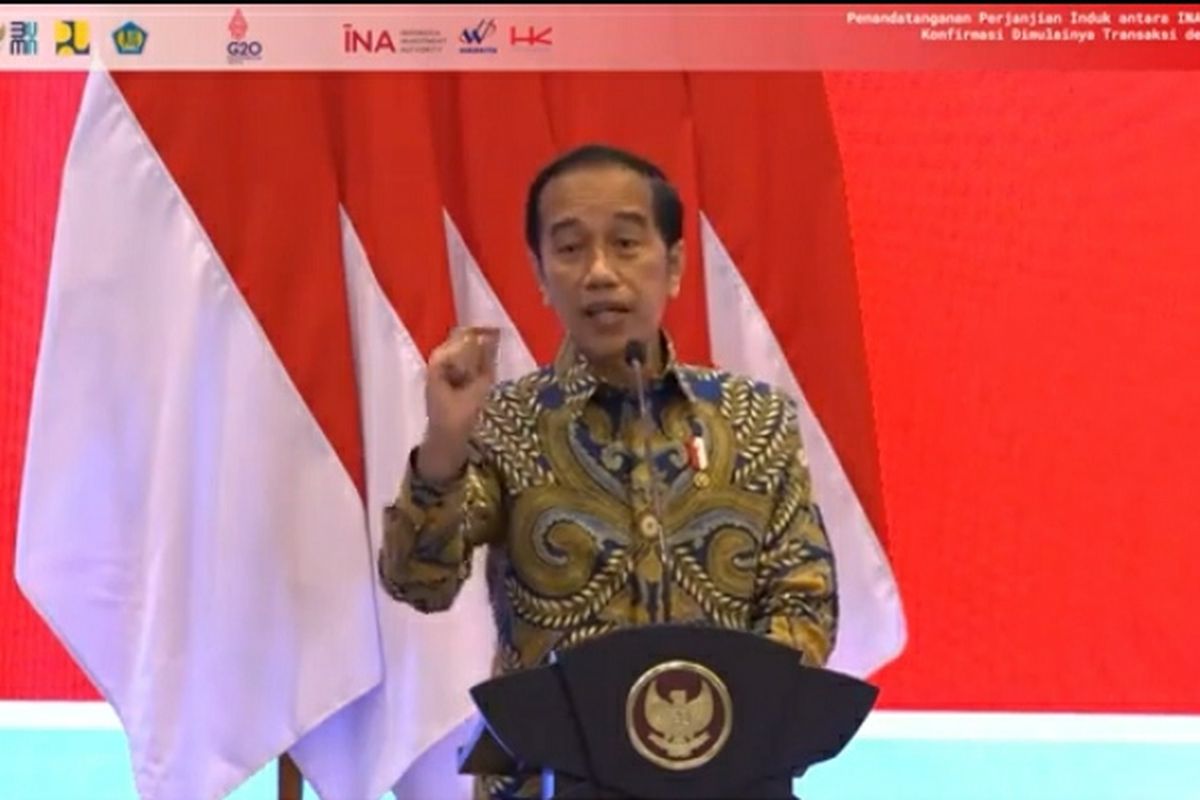 Presiden Joko Widodo menyampaikan sambutan dalam Penandatanganan Perjanjian Induk antara INA dengan Hutama Karya, Kamis (14/4/2022).