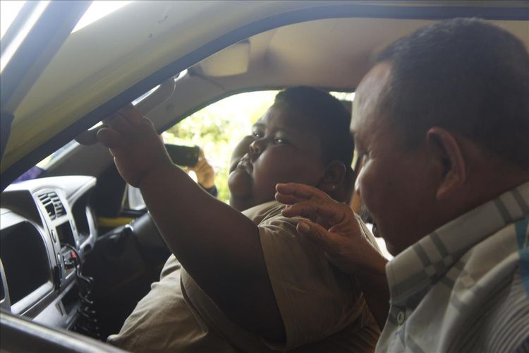 Satia Putra (7) dan ayahnya Sarli (60) saat tiba di RSUD Karawang, Rabu (3/7/2019).