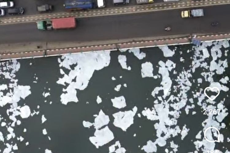 Tampak busa muncul di hampir seluruh permukaan Kanal Banjir Timur (BKT), Cilincing, Jakarta Utara, Rabu (18/6/2025). 