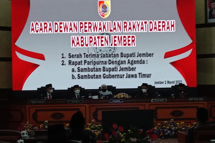 Gubernur Jawa Timur Khofifah Indar Parawansa saat mengikuti kegiatan serah terima jabatan bupati di DPRD Jember Selasa (2/3/2021)
