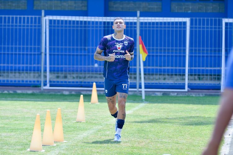Ciro Alves masih menjalani latihan terpisah jelang pertandingan pekan kedua Liga 1 2022-2023 melawan Madura United. Ciro ditargetkan pelatih Robert Rene Alberts melakukan comeback melawan Borneo FC Samarinda Minggu (7/8/2022) pada pekan ketiga Liga 1.