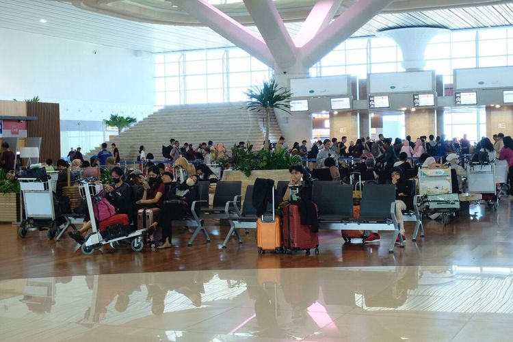 Arus penumpang melonjak tajam melalui Bandar Udara Yogyakarta International Airport (YIA) di Kabupaten Kulon Progo, Daerah Istimewa Yogyakarta.