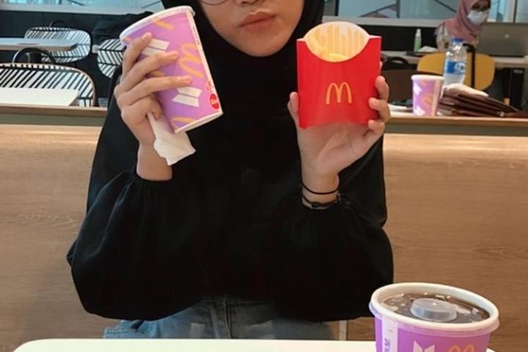 Vina Erta Cantika (17), BTS Army asal Ciganjur, Jagakarsa. Jakarta Selatan saat berburu BTS Meal, Rabu (9/6/2021).