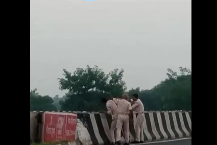 Tangkapan layar video tiga polisi India membuang separuh jasad korban kecelakaan ke sungai di negara bagian Bihar, Senin (16/10/2023).