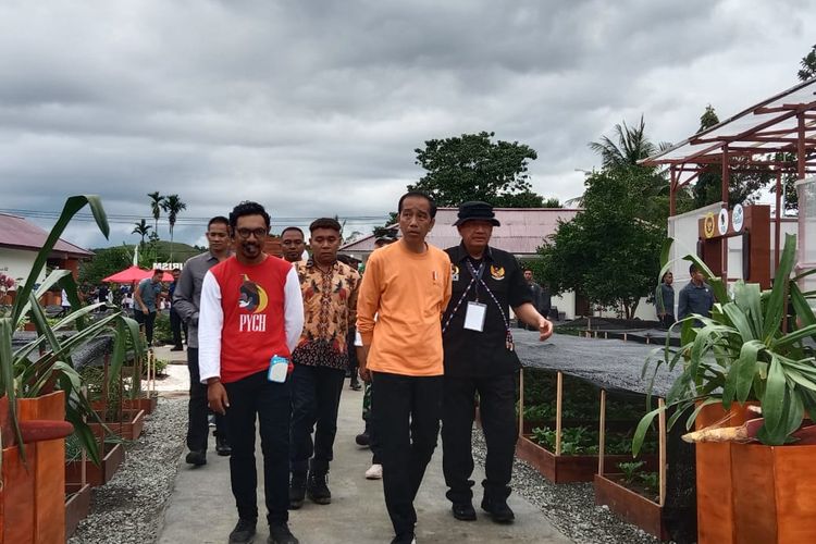 Presiden Joko Widodo (Jokowi), saat mengunjungi Waibu Argo Edu Tourism di Kampung Kwadeware, Distrik Waibu, Kabupaten Jayapura, Provinsi Papua, Jumat (7/7/2023).