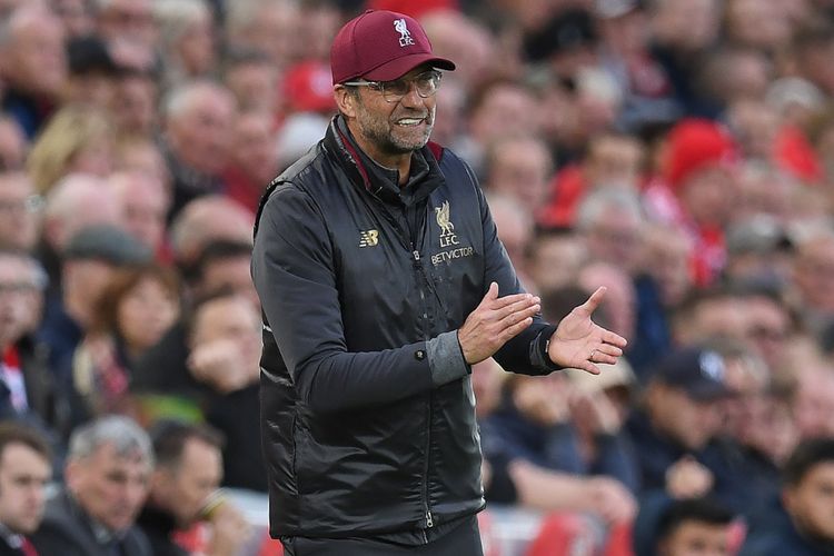 Gaya Juergen Klopp memberi instruksi pada laga Liverpool vs Manchester City di Stadion Anfield dalam lanjutan Premier League, 7 Oktober 2018. 