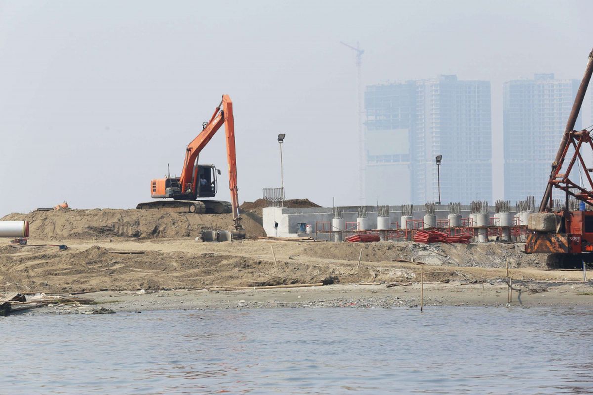 Sejumlah pekerja menyelesaikan proyek pembangunan Pulau C, Jakarta, Rabu (18/07/2018). Proyek pembangunan Pulau C hasil reklamasi masih berlanjut walau Pemerintah Provinsi DKI Jakarta telah menyegelnya pada Juni 2018 lalu.