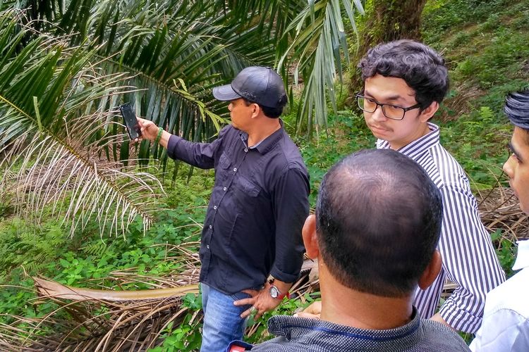 Rajif (berkacamata) tiba di lokasi penemuan mayat ayahnya di Dusun II Namo Bintang, Desa Suka Dame, Kecamatan Kutalimbaru, Deli Serdang, Kamis (16/1/2020).