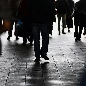 Siluet langkah para pekerja yang bergegas menuju tempat kerja mereka atau berganti moda transportasi dari stasiun Sudirman, Jakarta Pusat, Jumat (19/11/2021). Banyak para pekerja di ibukota adalah generasi sandwich yang harus membagi penghasilannya untuk keluarga dan membantu ekonomi orang tua.