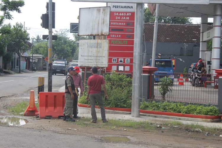 Tim Teknis Dinas Penanaman Modal dan Pelayanan Terpadu Satu Pintu (DPMPTSP) melakukan survei lapangan ke lokasi yang akan menjadi tempat usaha.

