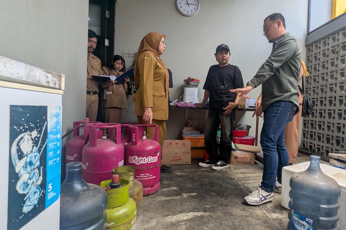 Tim gabungan menemukan restoran dan café di Kabupaten Madiun, Jawa Timur masih menggunakan LPG subsidi tiga kilogram saat menggelar sidak di wilayah Kabupaten Madiun, Selasa (12/8/2025). 