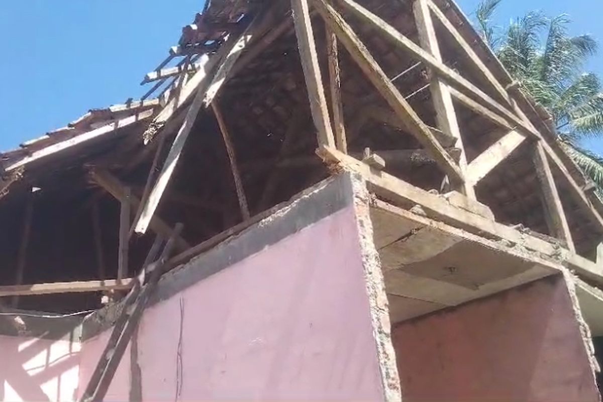 Satu unit tumah di Kampung Cibangoak RT 7/3, Desa Calincing, Kecamatan Tegalbuleud, Kabupaten Sukabumi, Jawa Barat. mengalami kerusakan pascagempa pada Sabtu (7/9/2024).