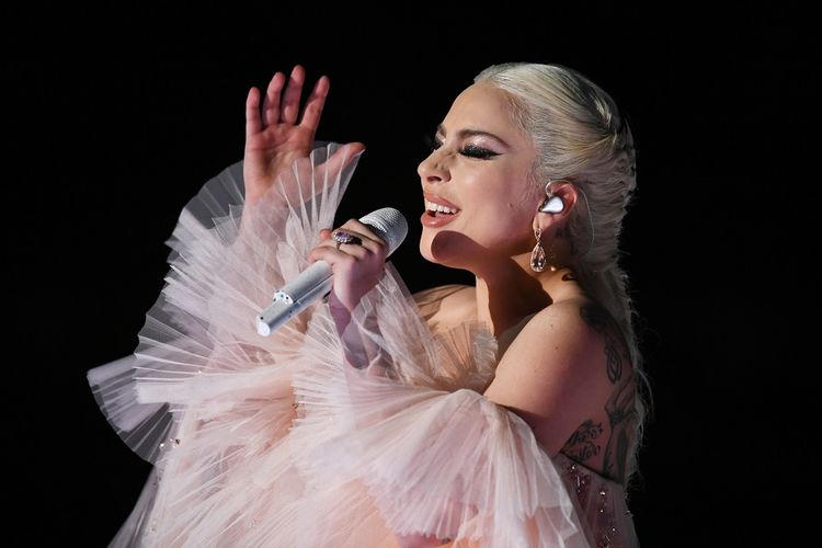 Lady Gaga tampil di panggung Grammy Awards 2018 di Madison Square Garden, New York City, Minggu (28/1/2018).