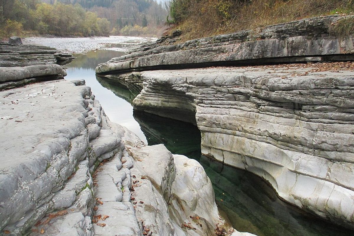 Contoh sungai yang mengalami salah satu tenaga eksogen, yaitu erosi