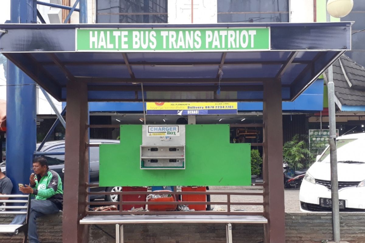 Halte Bus Transpatriot, jalan Jenderal Ahmad Yani, Kota Bekasi, Senin (26/11/2018).