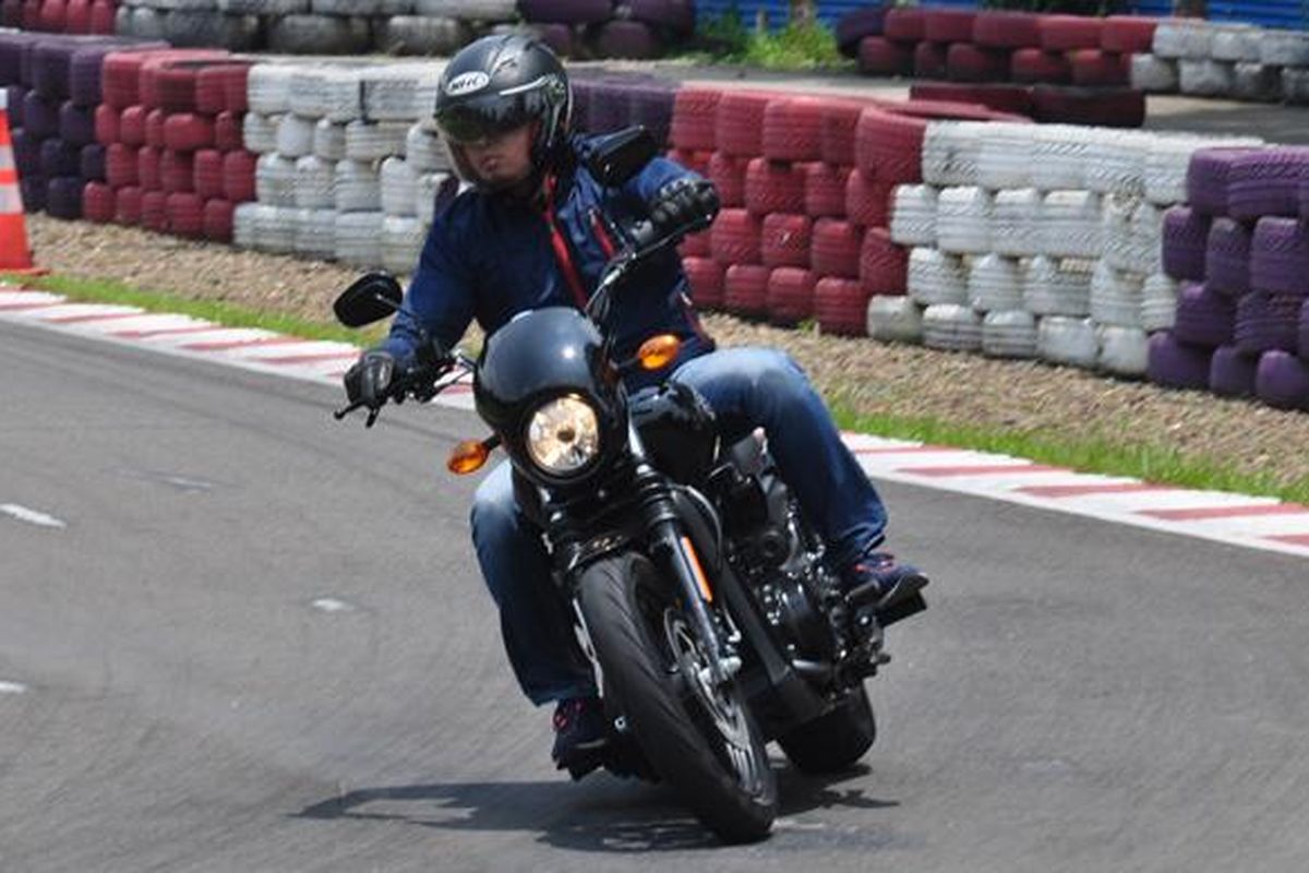 Saat menikung, sepeda motor terasa sangat stabil berkat setelan suspensi yang pas.