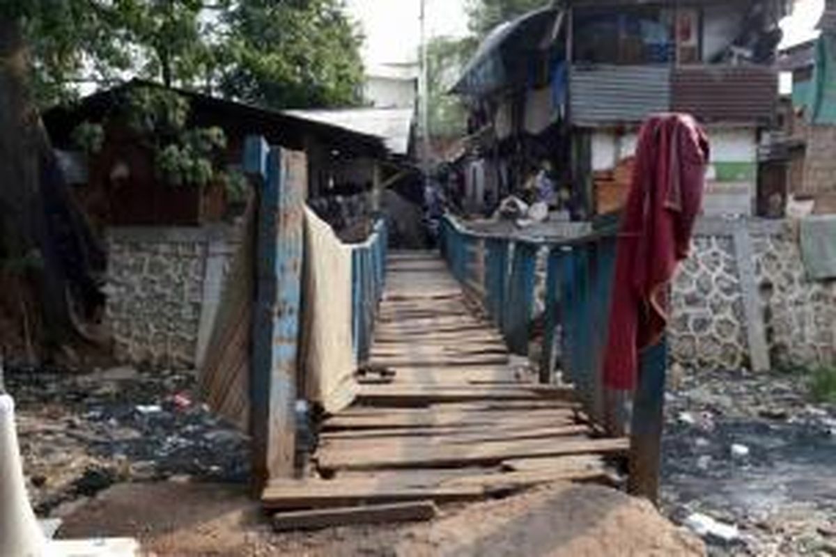 Ilustrasi. Kawasan permukiman kumuh, tempat para pemegang monyet-monyet untuk atraksi topeng monyet, di Jakarta, 24 Oktober 2013. Pemerintah provinsi DKI Jakarta melarang keberadaan topeng monyet di Jakarta pada 2014.