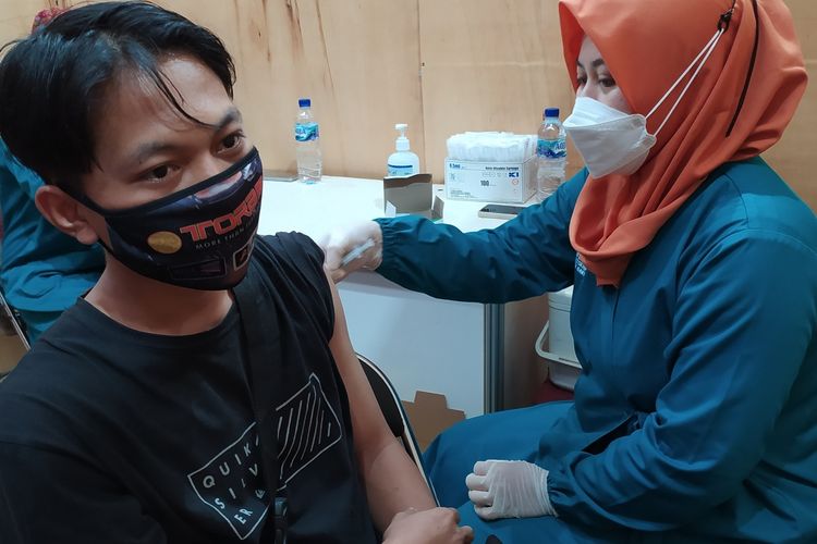 Vaksinasi Covid-19 yang diselenggarakan Iluni FKUI di GOR Satria Purwokerto, Kabupaten Banyumas, Jawa Tengah, Sabtu (11/12/2021).