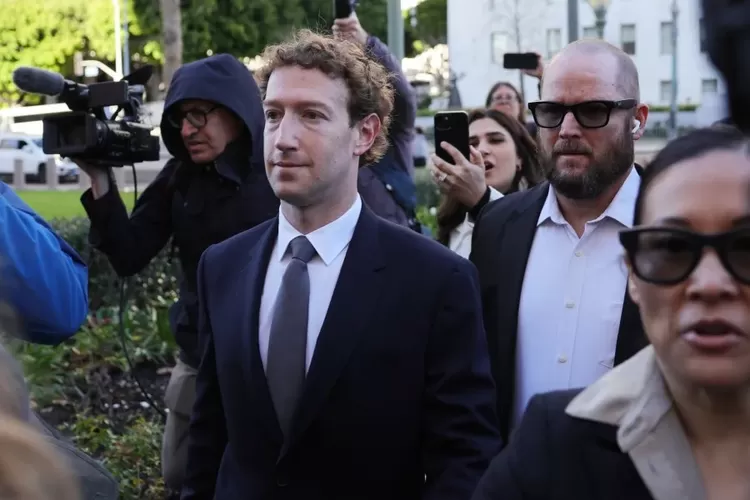 CEO Meta Mark Zuckerberg tiba di area pengadilan di Los Angeles, Rabu, 18 Februari 2026. Persidangan ini membahas gugatan soal apakah platform media sosial sengaja membuat anak-anak kecanduan dan membahayakan mereka.