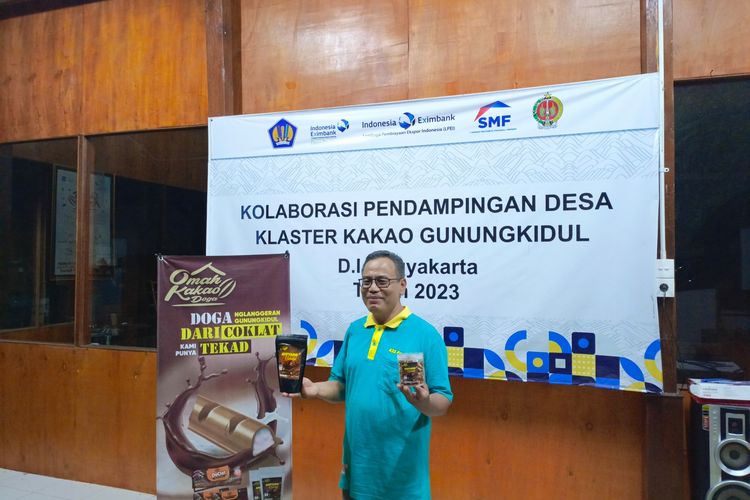 Ahmad, Owner Omah Kakao Doga, Desa Devisa Kakao Gunung Kidul saat media tour oleh LPEI pada Selasa (20/12/2023).