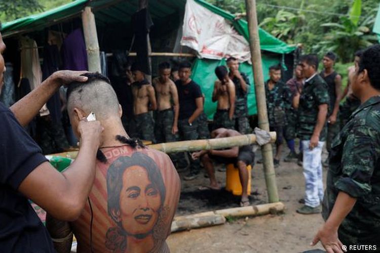 Anggota Pasukan Pertahanan Rakyat (PDF) dalam sebuah kamp pelatihan di area kekuasaan kelompok pemberontak etnis Karen.