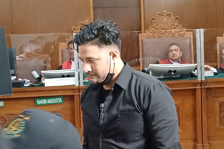 Artis peran Ammar Zoni usai sidang vonis kasus narkoba di Pengadilan Negeri Jakarta Selatan, Selasa (26/9/2023).