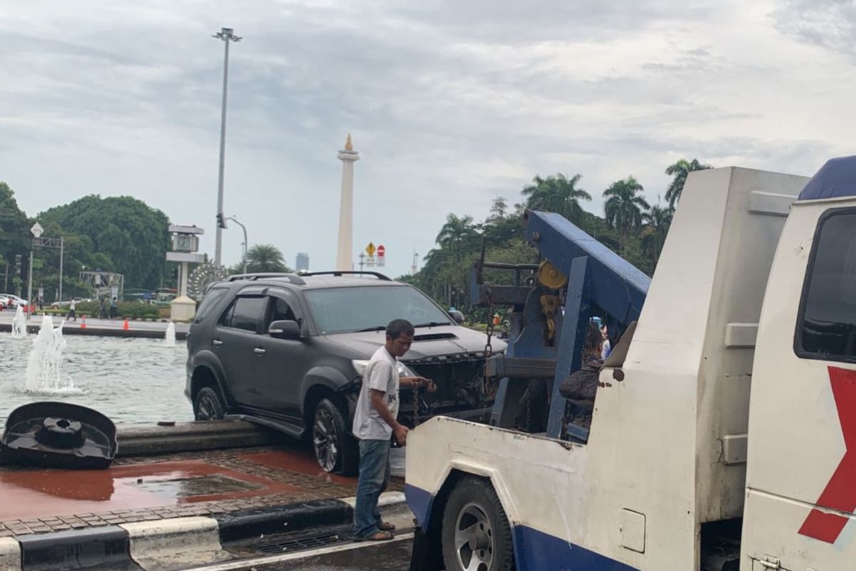 Mobil Toyota Fortuner dengan nomor polisi B 1893 KLT tercebur ke kolam Patung Kuda Arjuna Wiwaha, Jakarta Pusat, Minggu (26/12/2021), sekitar pukul 05.15 WIB.